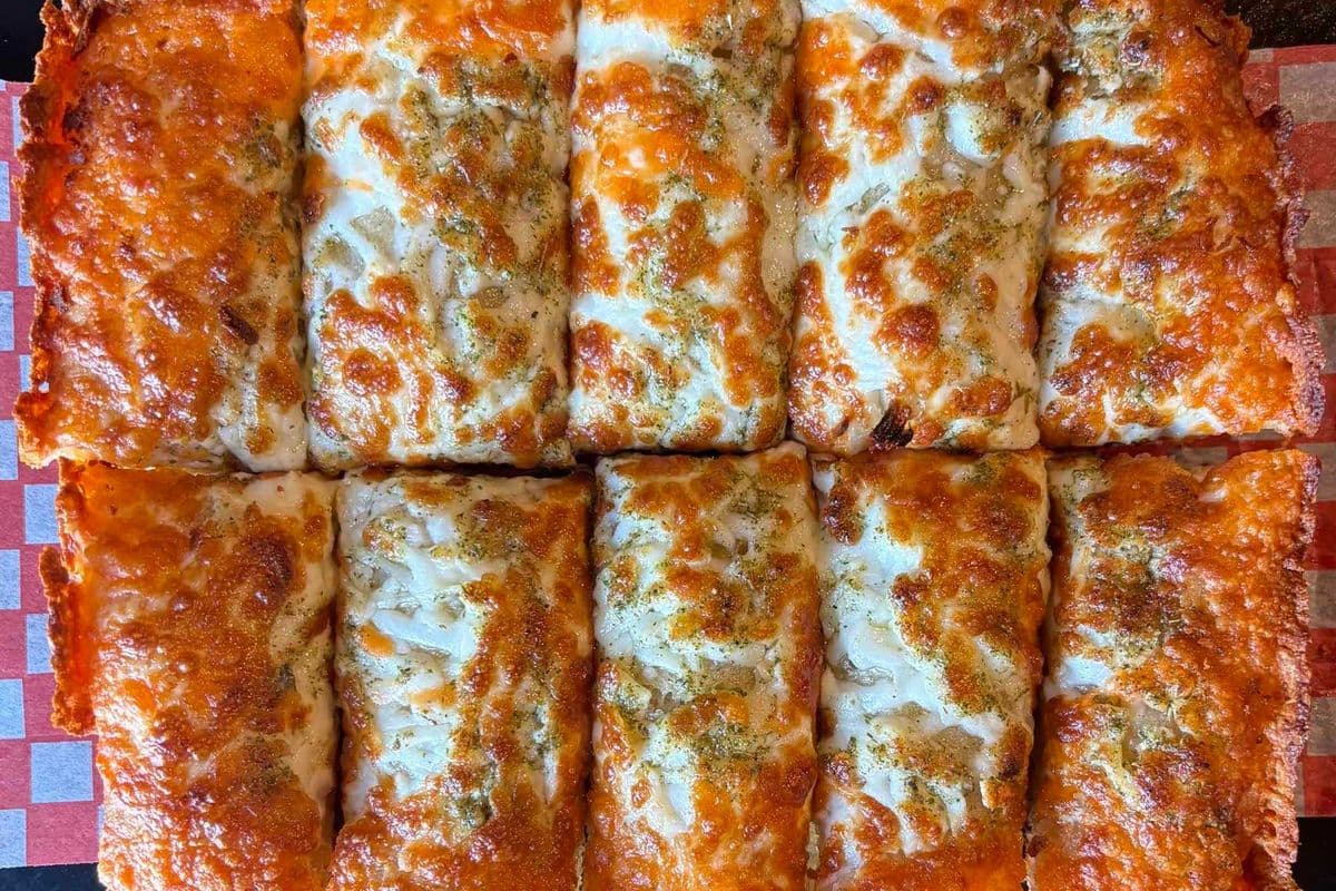 Deep Dish Garlic Cheesy Breadsticks (8" x 10")
