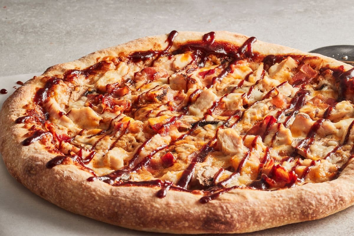 Pizza moyenne au poulet BBQ / Medium BBQ Chicken Pizza