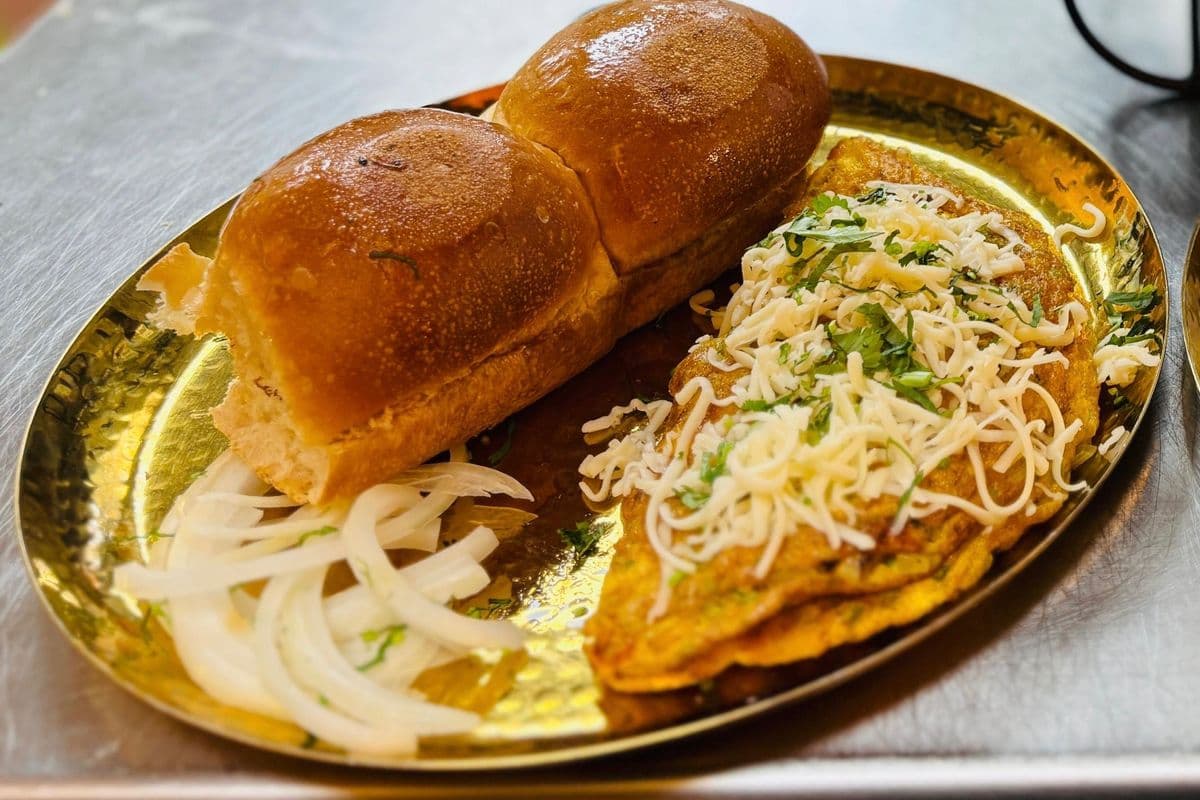 Amul Cheese Omelette Pav (2 pcs)