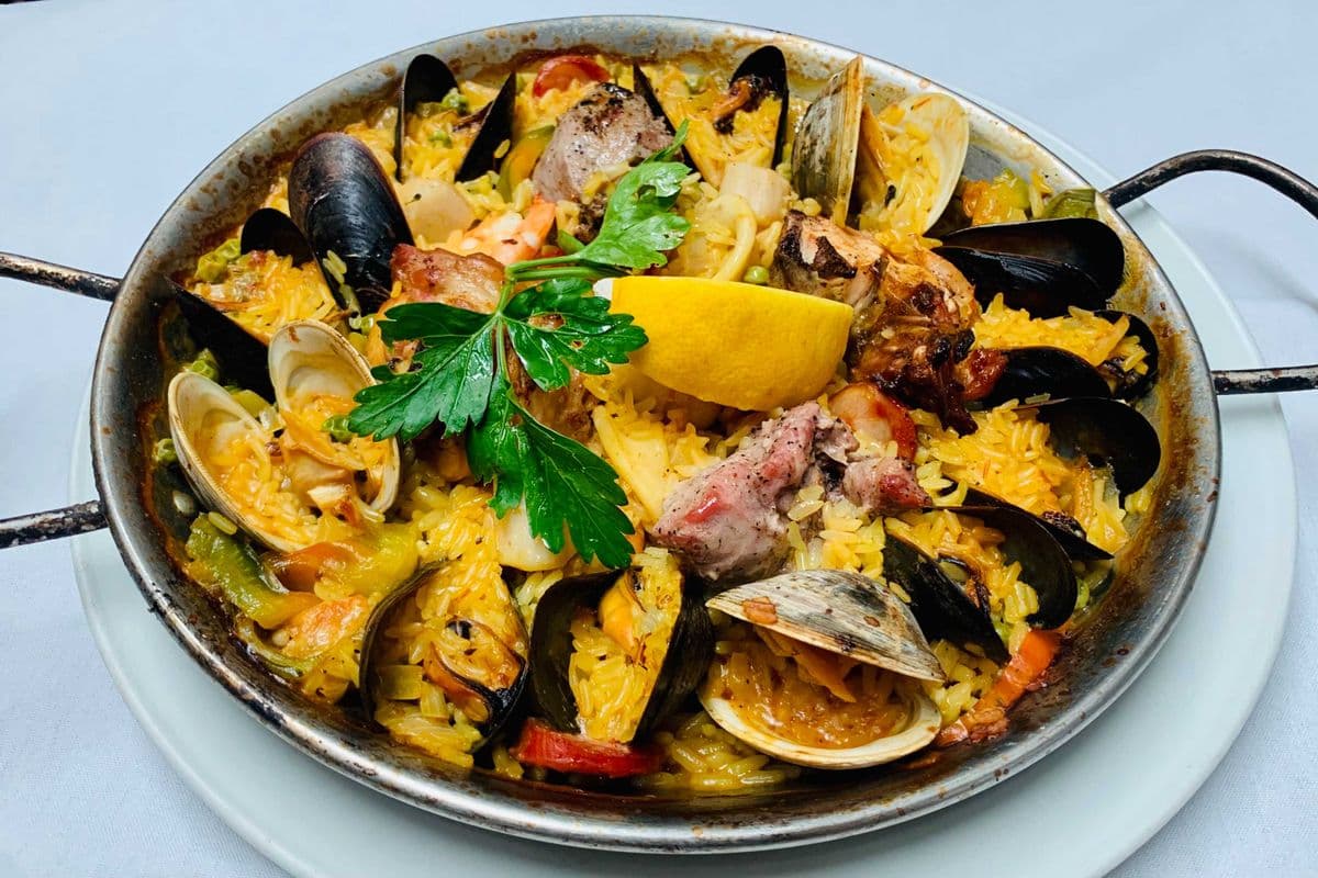 Paella Malaga (Poulet, Agneau, Fruits de Mer & Chorizo / Chicken, Lamb, Seafood & Chorizo)
