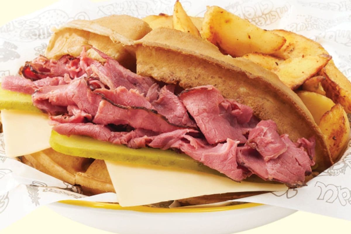 Sandwich-gaufre à la viande fumée
