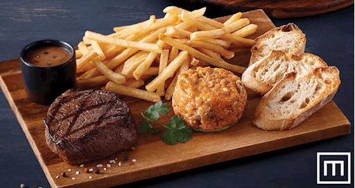 Bifteck haut de surlonge (7 oz) avec tartare de saumon (3 oz) / Top Sirloin Steak (7 oz) with Salmon Tartare (3 oz)