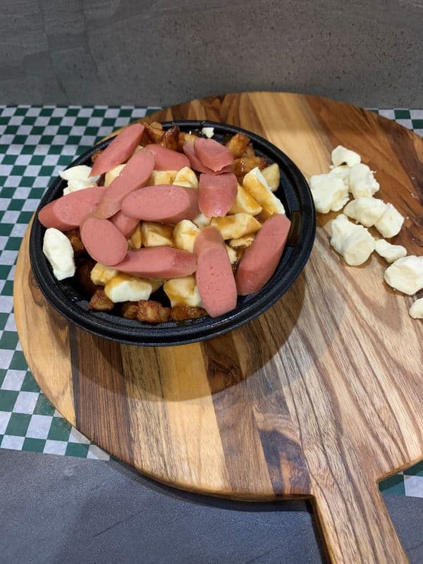 Poutine aux saucisses hot dog / Hot Dog Sausage Poutine