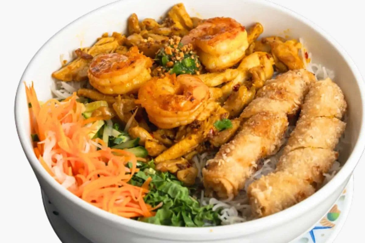B26. Vermicelli with 2 Spring Rolls, 3 Grilled Shrimps, and Grilled Pork