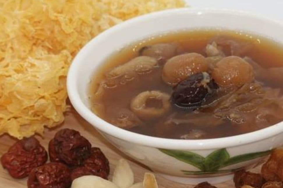 D10. Red Date and Longan Soup 紅棗桂圓蓮子百合燉雪耳