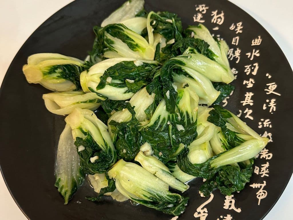 Stir-fried Baby Bok Choy in Chopped Garlic (蒜蓉白菜苗)