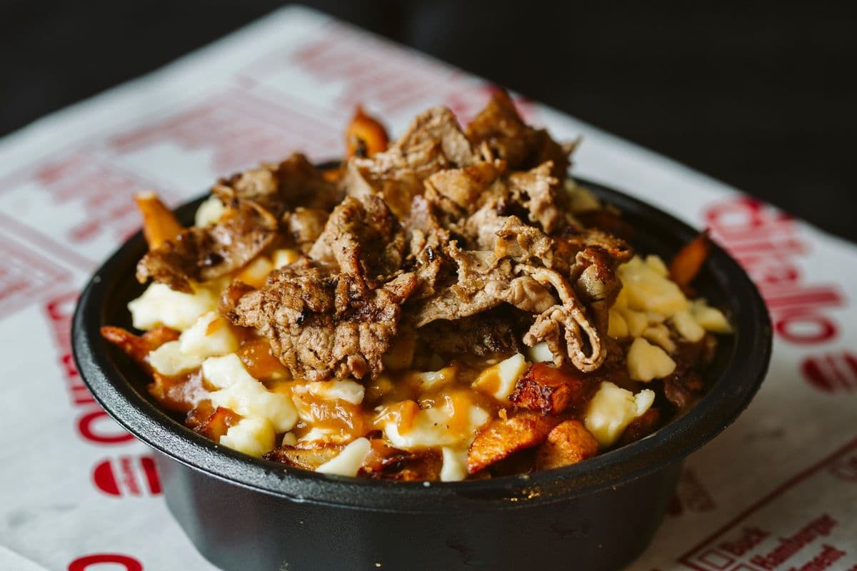 Poutine moyenne avec steak Philly