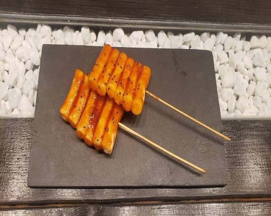 11. Brochettes de gâteau de riz (2 mcx) / Rice Cake Skewers (2 pcs)