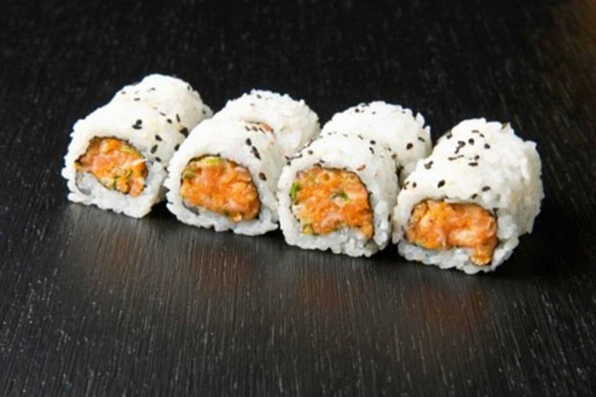 72. Spicy Salmon Maki Roll (6 pcs)