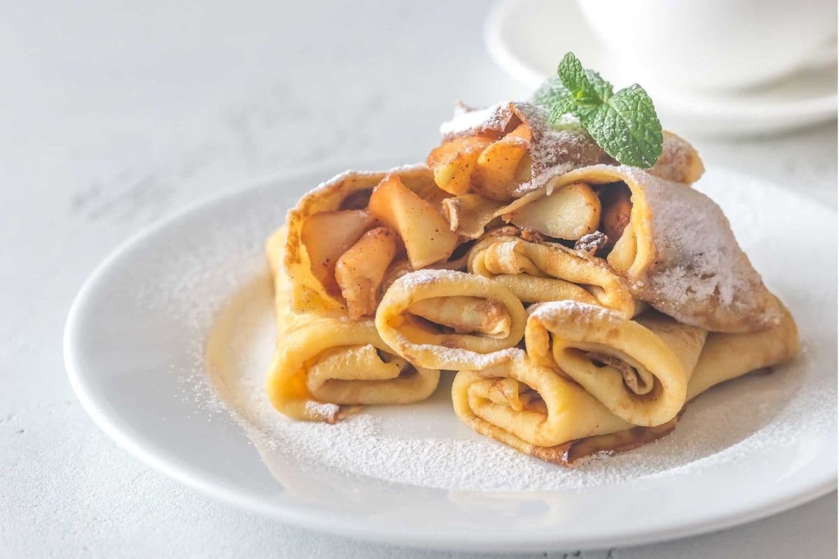Crepe with Apples, Cinnamon and Dolce-de-leche