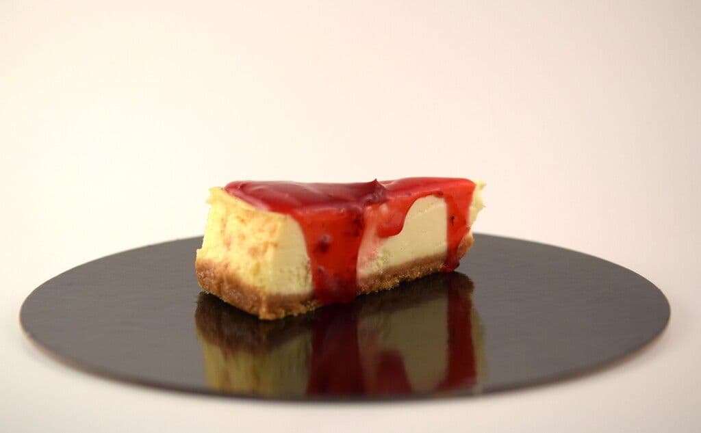 NEW YORK STYLE STRAWBERRY CHEESECAKE