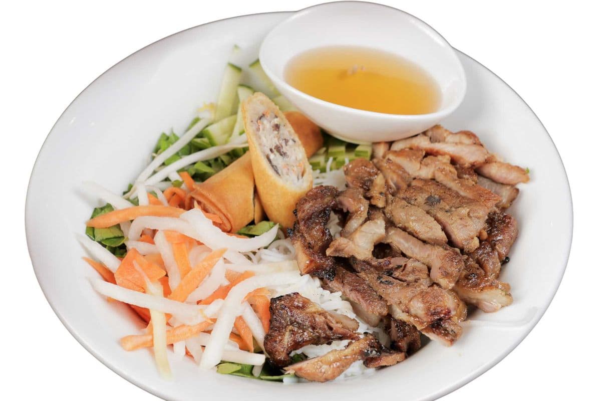 B04. Vermicelles au porc grillé et nems | Vermicelli with Grilled Pork & Imperial Roll | Bún thịt nướng chả giò