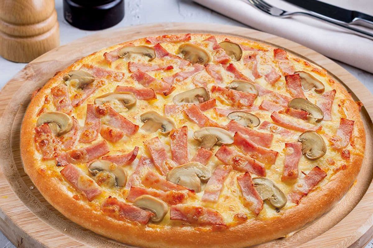 15" Mushroom and Bacon Pizza