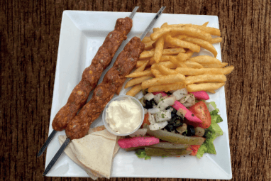 Plat de deux brochettes kefta / Two Kefta Skewers Plate