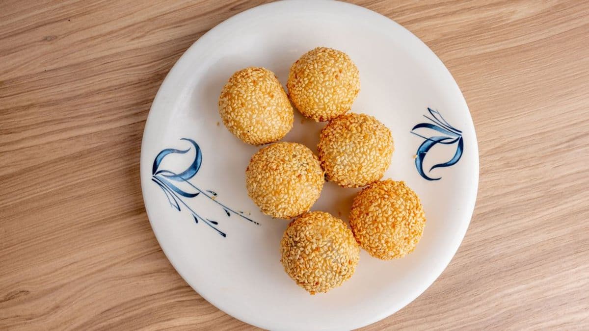Deep Fried Black Sesame Balls 黑芝麻流心煎堆 (4 pcs)