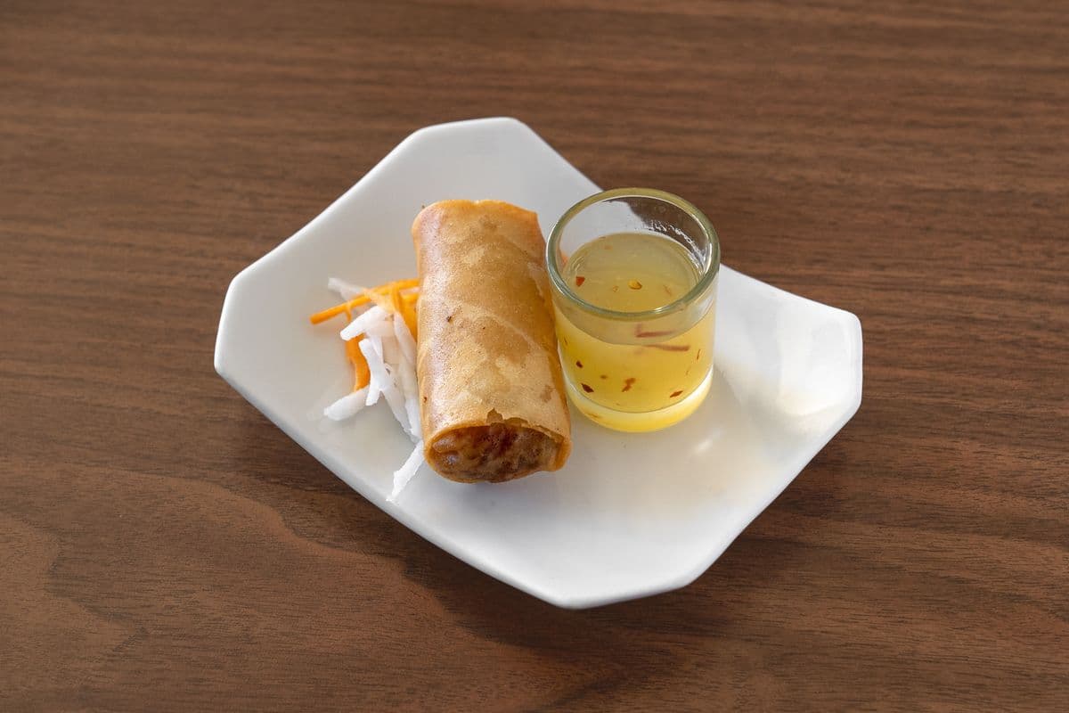 11. Rouleau impérial classique avec poulet (1 pc) / Classic Egg Roll with Chicken (1 pc)