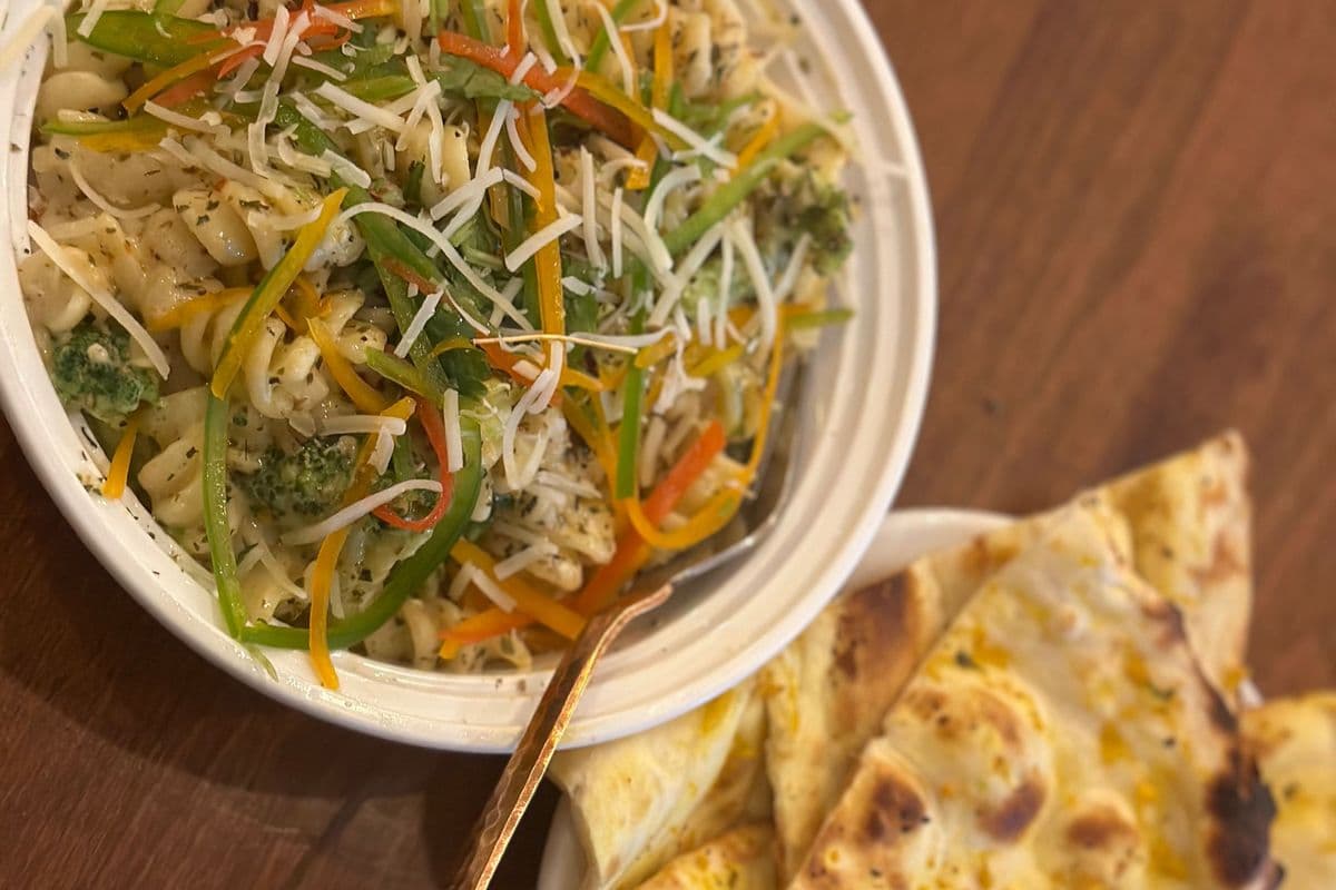 chef spl chicken Alfredo creamy pasta ( with garlic bread) bowl