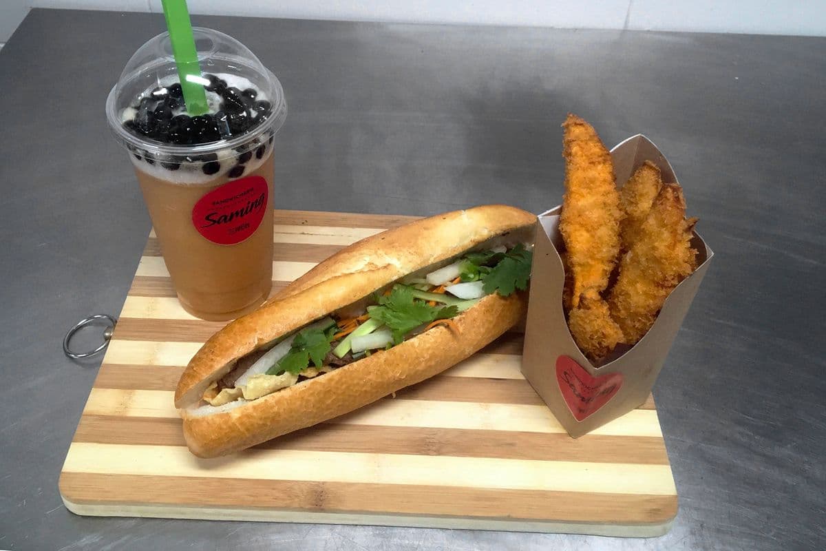 Banh Mi trio poulet et boisson gazeuse / Banh Mi Chicken Trio with pop