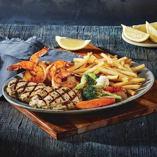 Poitrine de poulet grillée Méditerranéenne avec crevettes tigrées sautées / Mediterranean Grilled Chicken Breast with sautéed tiger shrimp