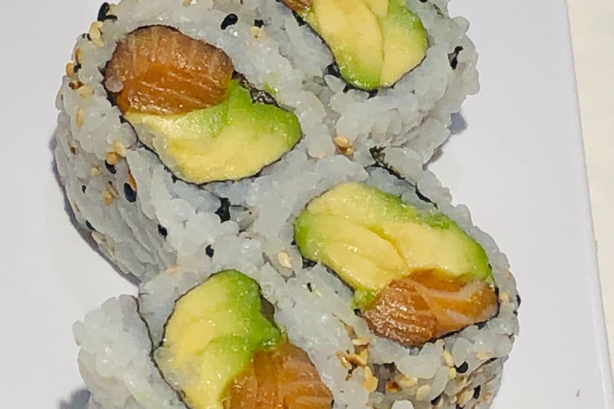 Salmon Avocado Roll (8 pcs)