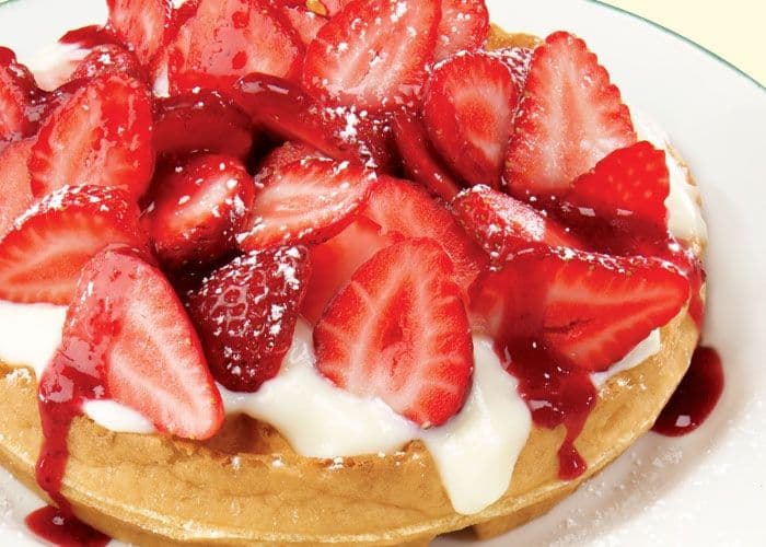 Waffle with strawberries (710 Cals.)