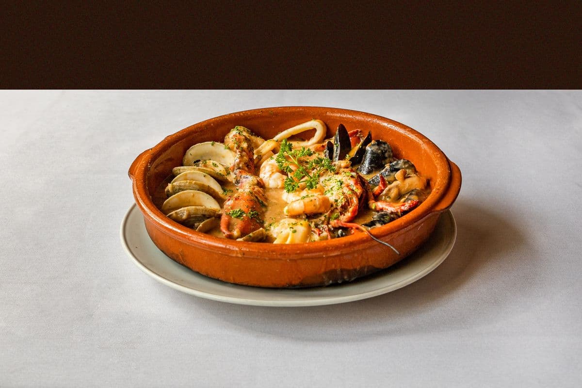 Zarzuelade Mariscos Y Langosta / Casserole aux Fruits de Mer & Homard / Seafood & Lobster Casserole