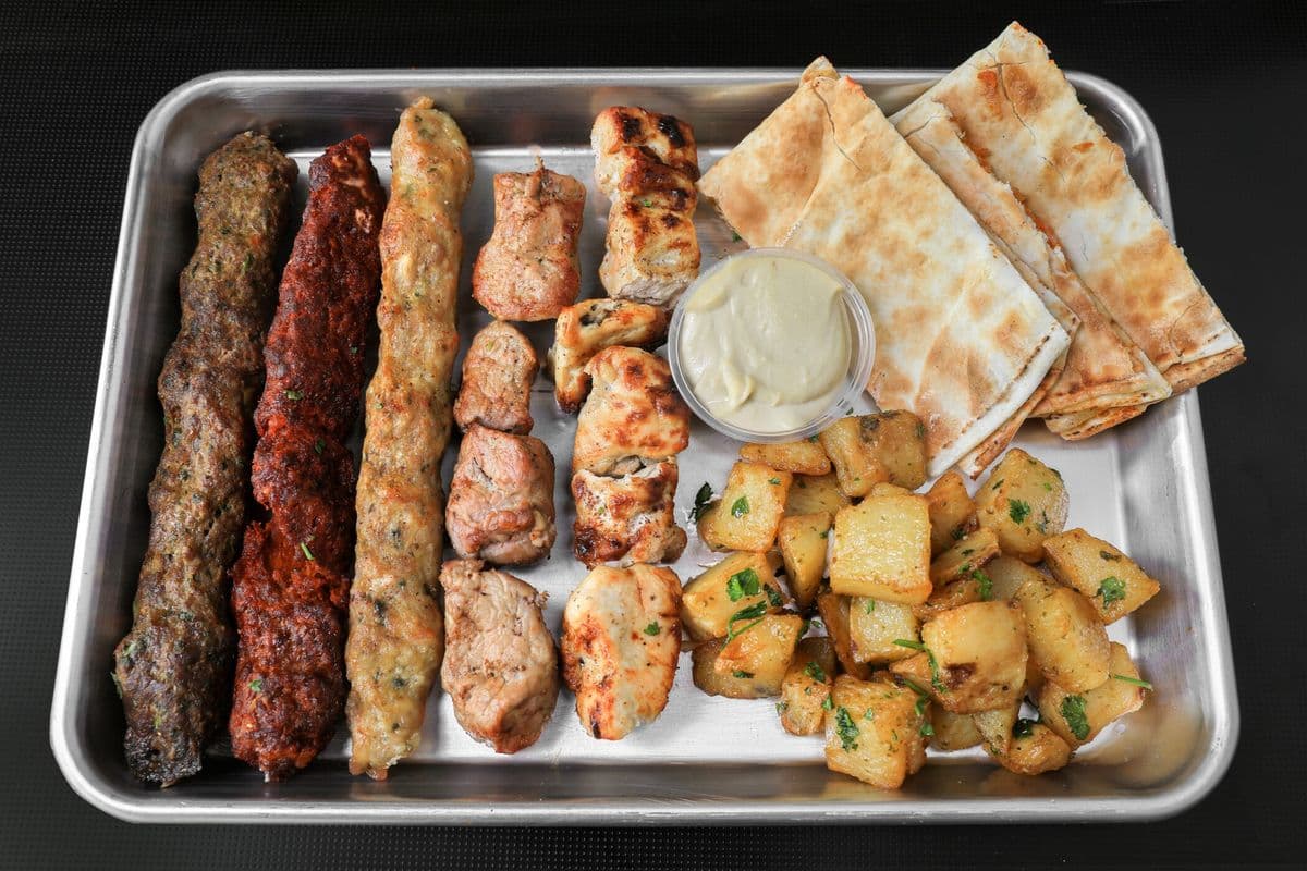 Plat mixte (1/2 kg- 5 brochettes et accompagnements)