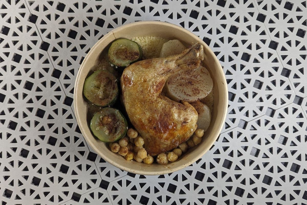 Couscous Algérois (2 légumes, sauce blanche, cuisse de poulet)