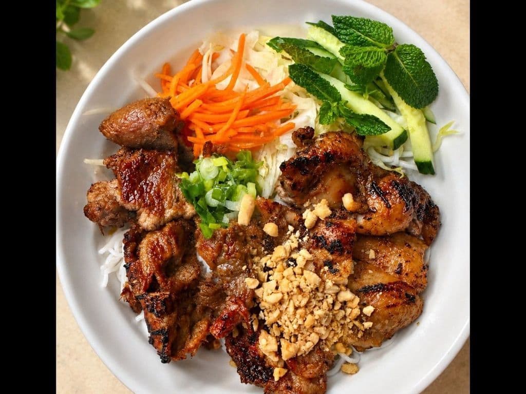 423. Grilled Chicken and Grilled Pork on Vermicelli Noodles