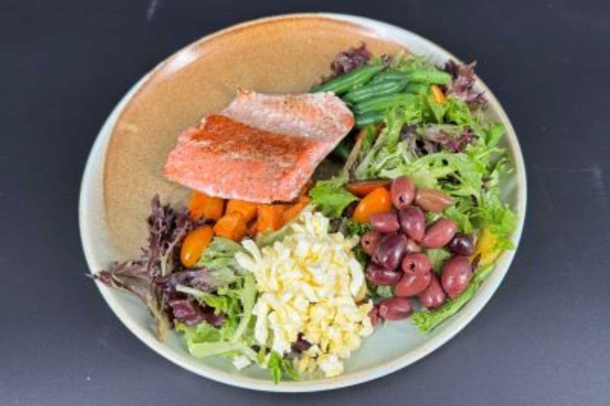 GRILLED SALMON NIÇOISE