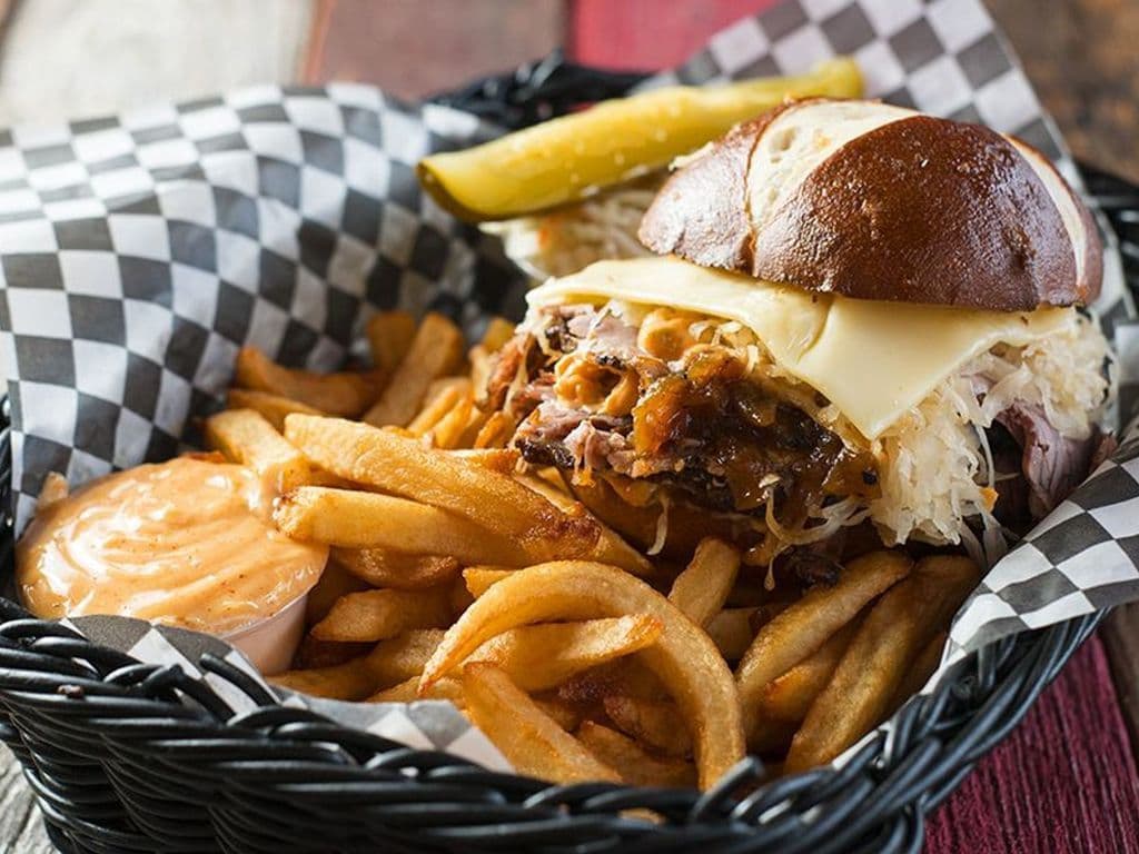 Combo brisket sur bretzel