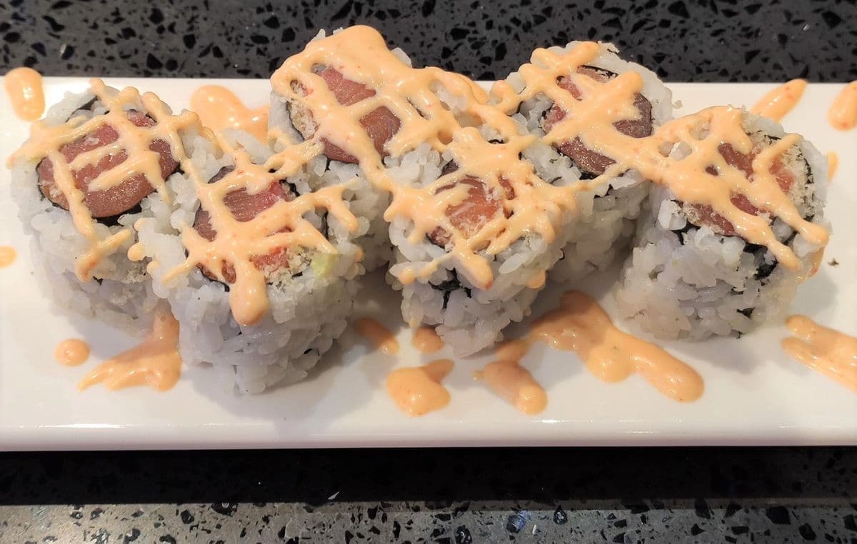 Spicy Salmon Roll (6 pcs) (A601)