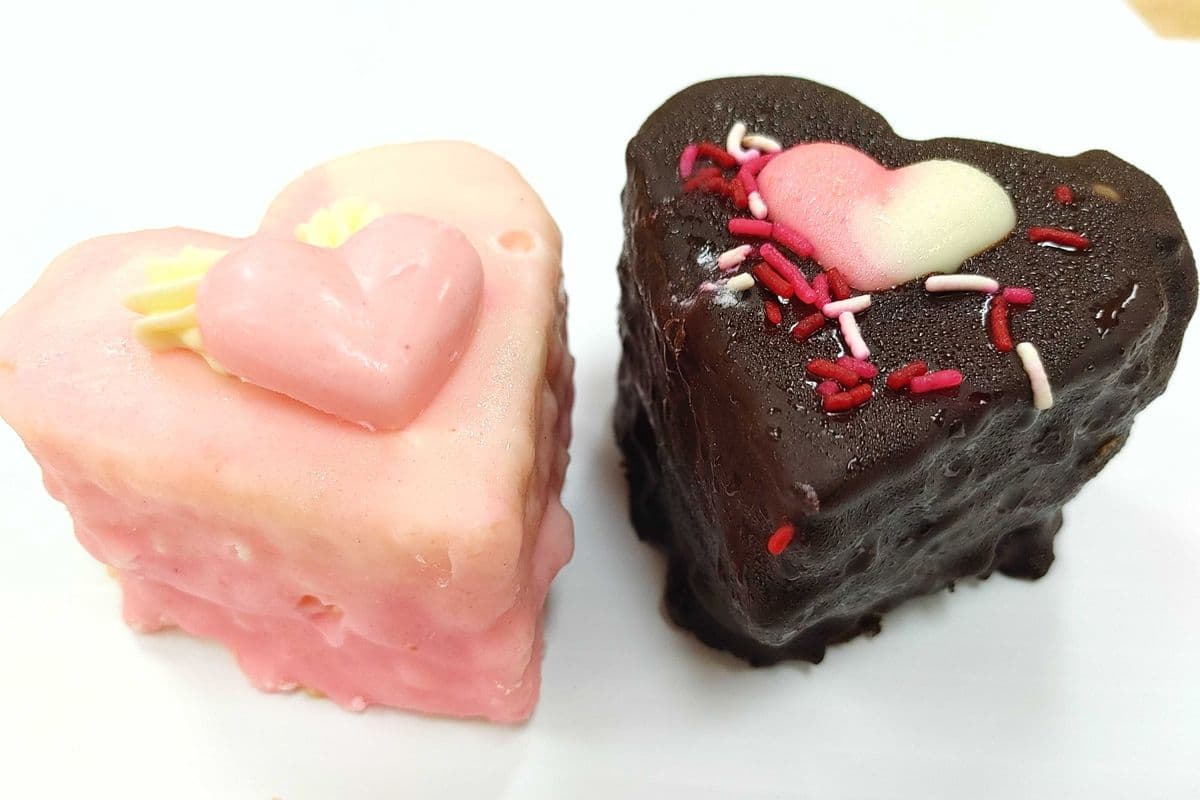 Heart-Shaped Cake (Chocolate)