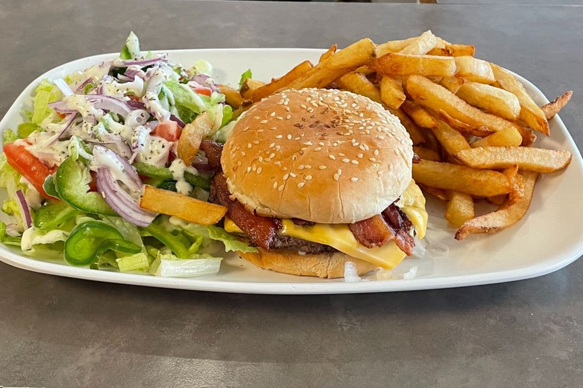 Assiette de Cheeseburger deluxe avec bacon