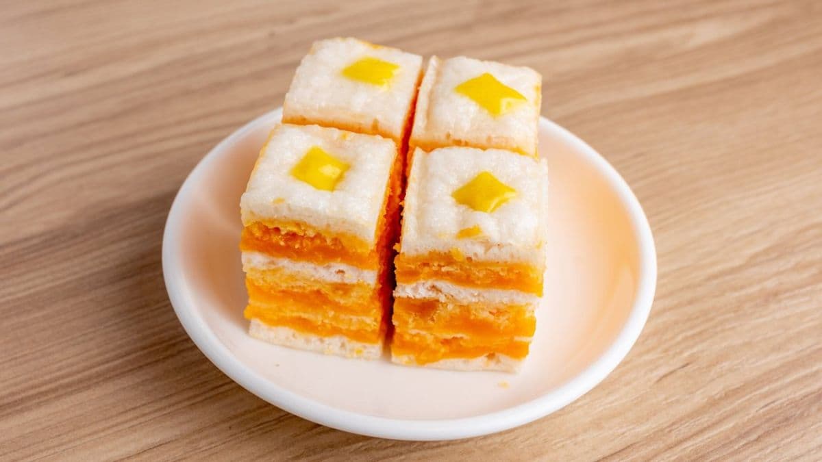Salted Egg Yolk Layered Cake 蛋黃千層糕 (4 pcs)