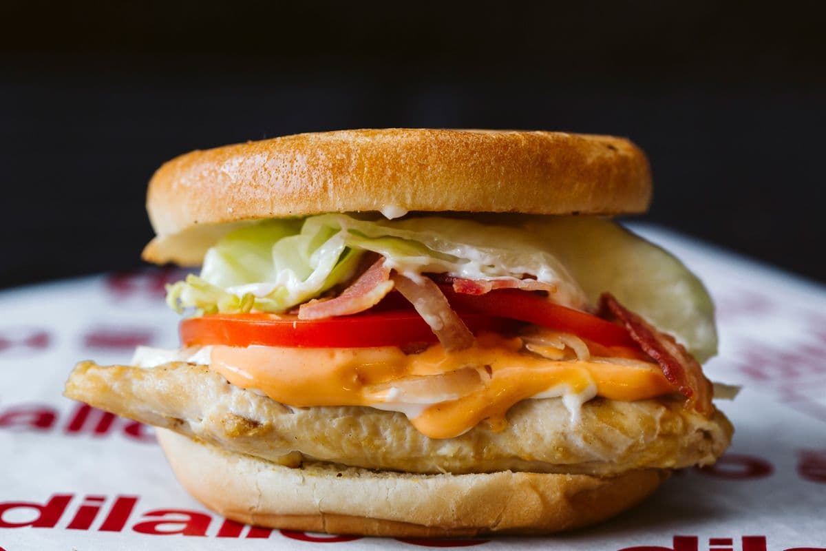 Burger poulet grillé bacon épicé / Spicy Grilled Chicken Bacon Burger