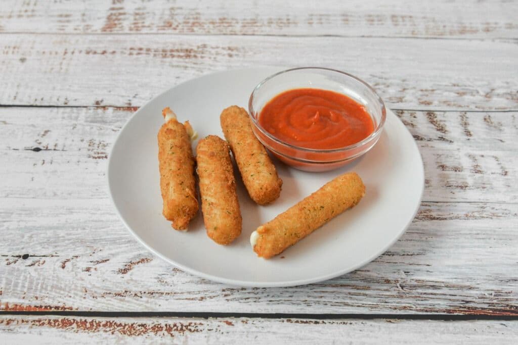 Mozza Sticks (4 pcs)