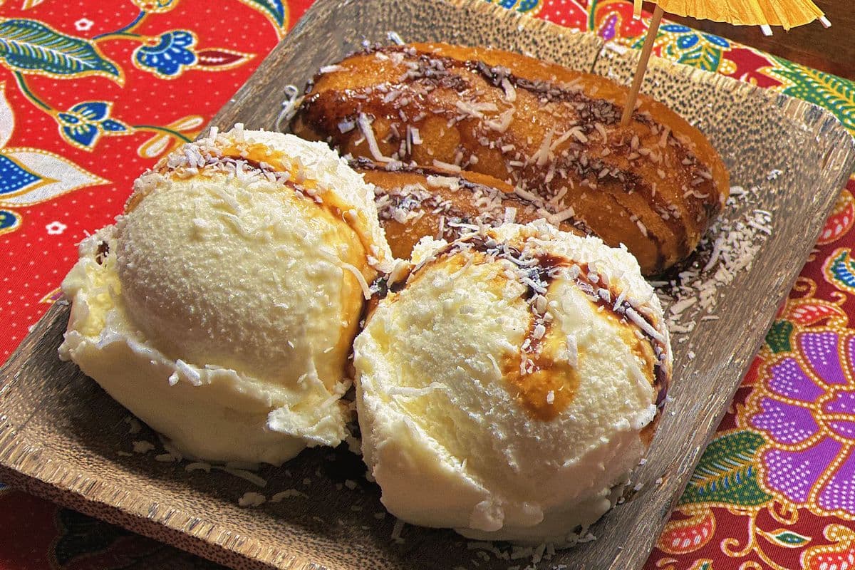 Pisang Goreng with Ice Cream 炸香蕉拼雪糕