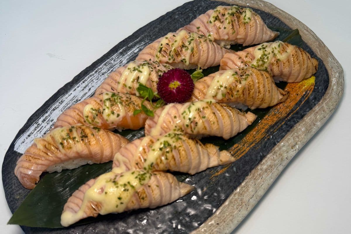 C6. Torched Salmon Sushi Combo (10 pcs) 炙燒三文魚壽司套餐