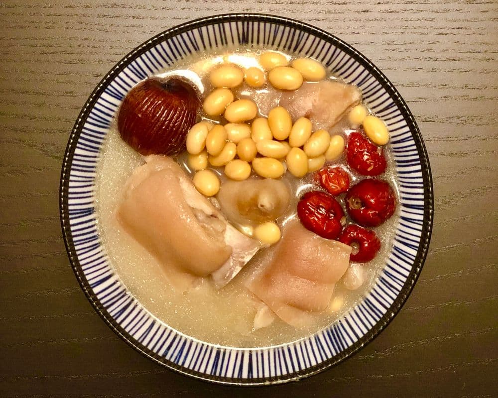 S12. Pork Knuckle Soup with Red Dates and Soybeans (800 ml)