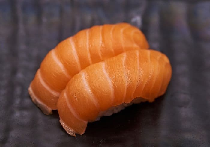 Salmon (sake) Sushi (2 pcs)