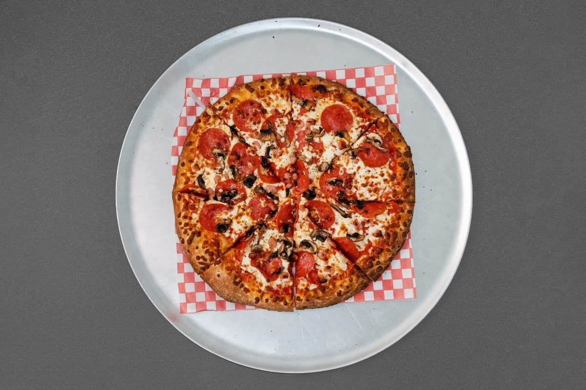 Canadian Speciality Pizza w/ one free creamy garlic dip