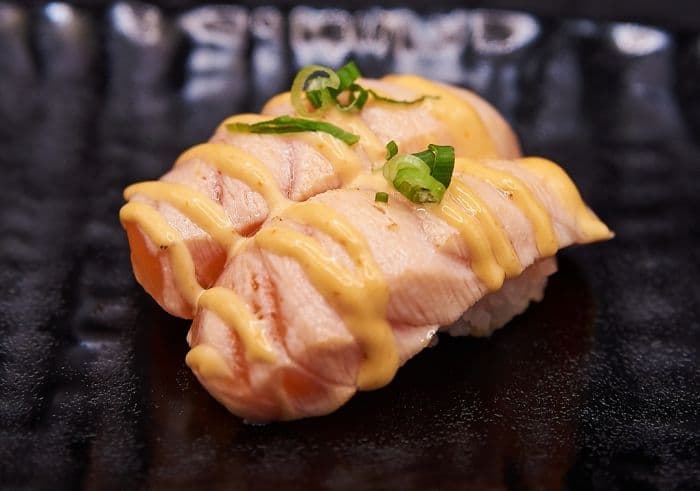Seared Salmon Sushi (2 pcs)