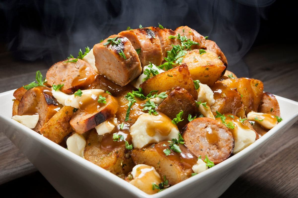 Poutine au poulet et saucisse au charbon de bois / Chicken Poutine and Charcoal Sausage