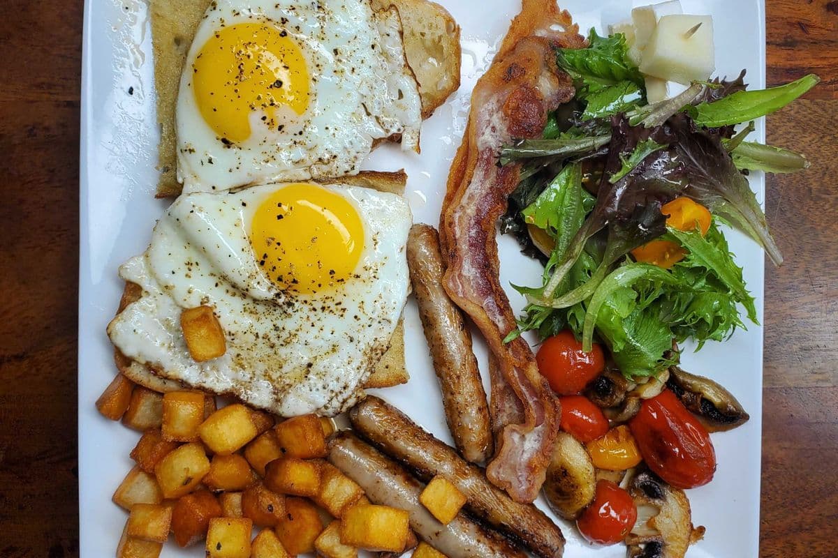 Petit-déjeuner classique - classic breakfast : eggs, toats, bacon, sausages, salad