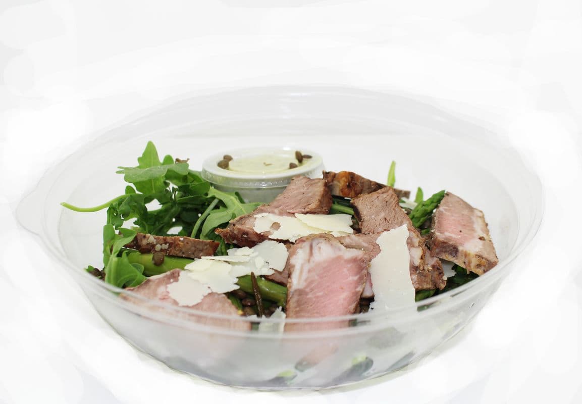 Salade au boeuf grillé, aux asperges, lentilles et à la vinaigrette aux herbes