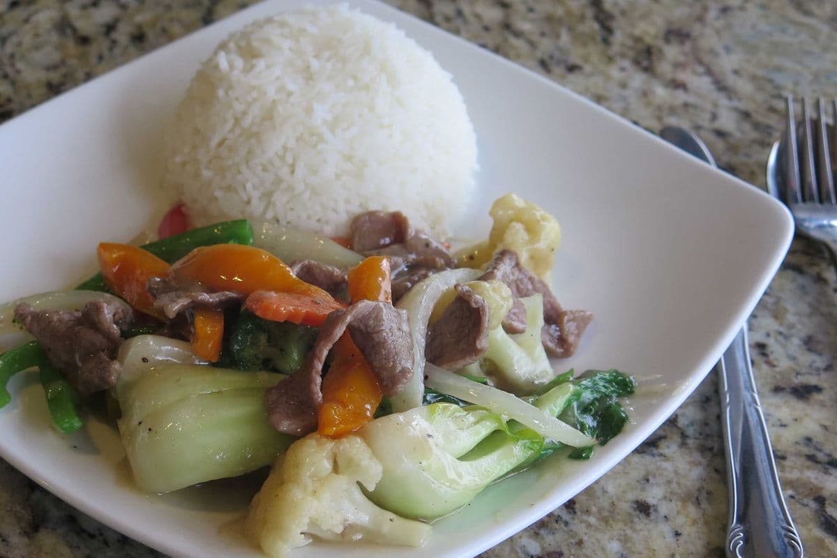 C9. Stir-Fried Chicken or Beef and Veggies on Rice - Com Ga / Bo Xao Rau Cai