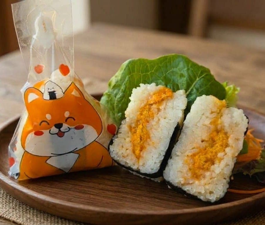 T6. Onigiri au porc effiloché et mayonnaise( 1)