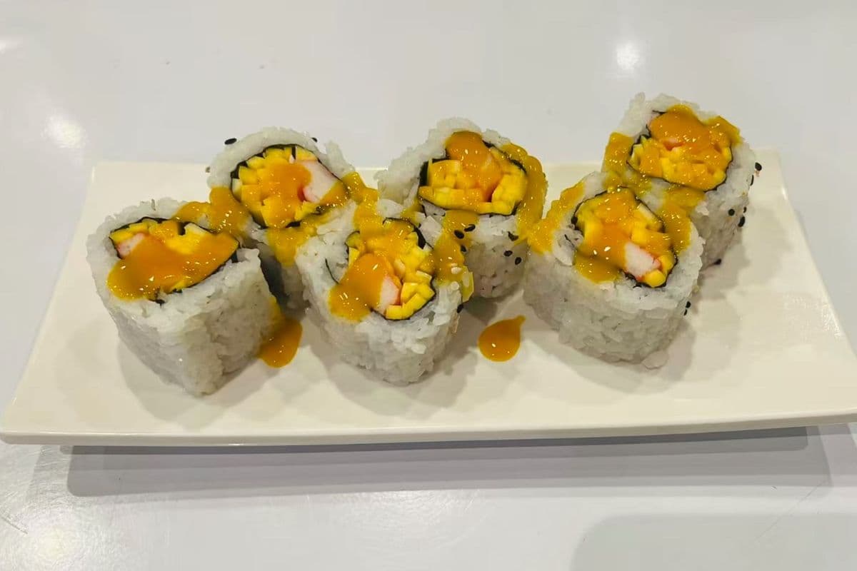 M14. Crab and Mango Roll (6 pcs)