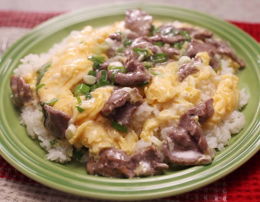 Beef with Scrambled Eggs on Steamed Rice / 滑蛋牛肉飯